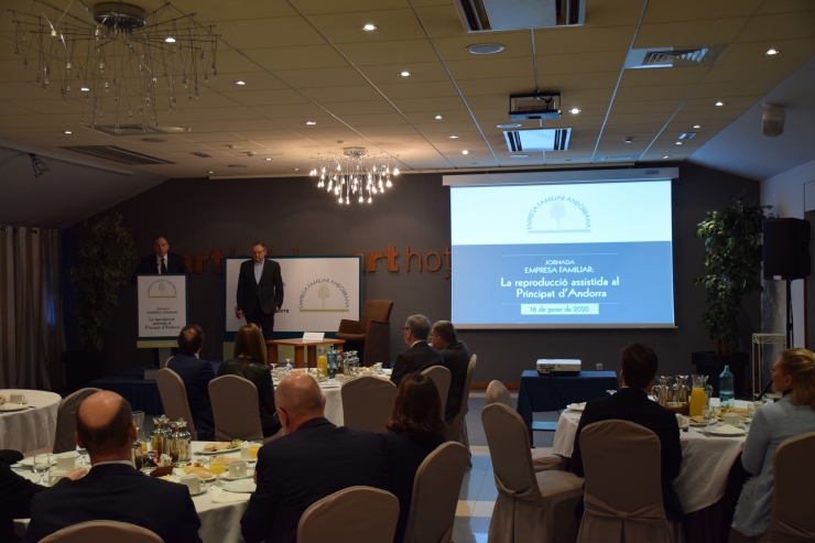 Francesc Mora presenta al catedràtic en pediatria, Josep Argemí.